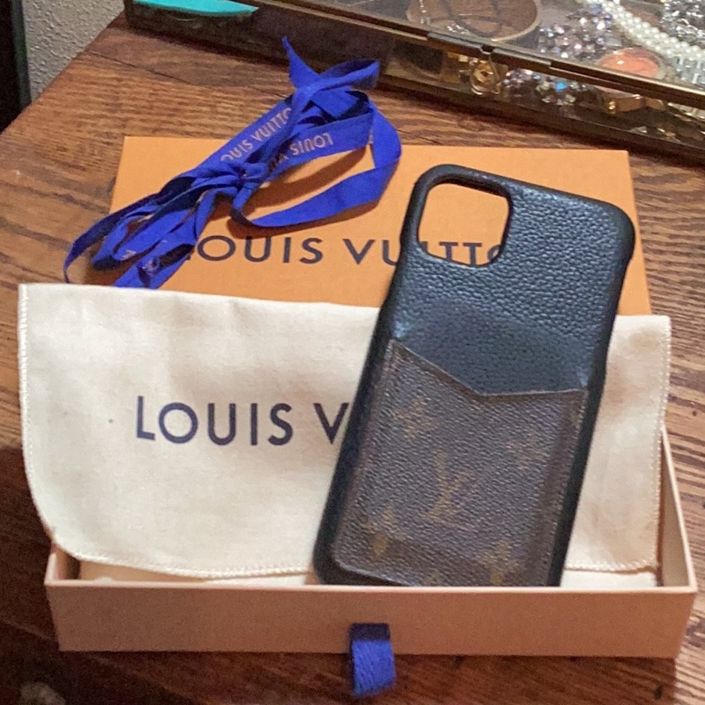 Louis Vuitton iPhone case with sleeper bag and box - Picture 7 of 7
